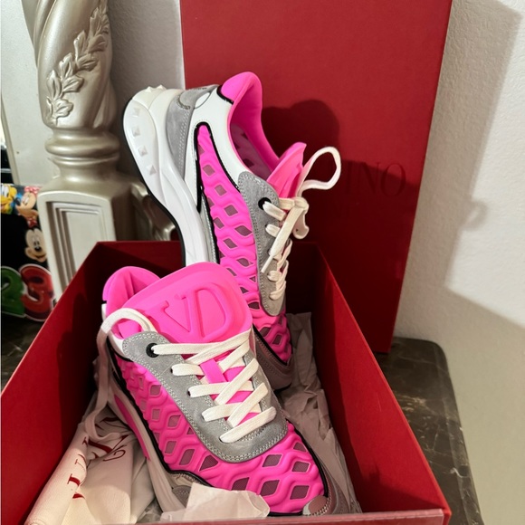 VALENTINO SNEAKERS 💗 - Picture 2 of 3